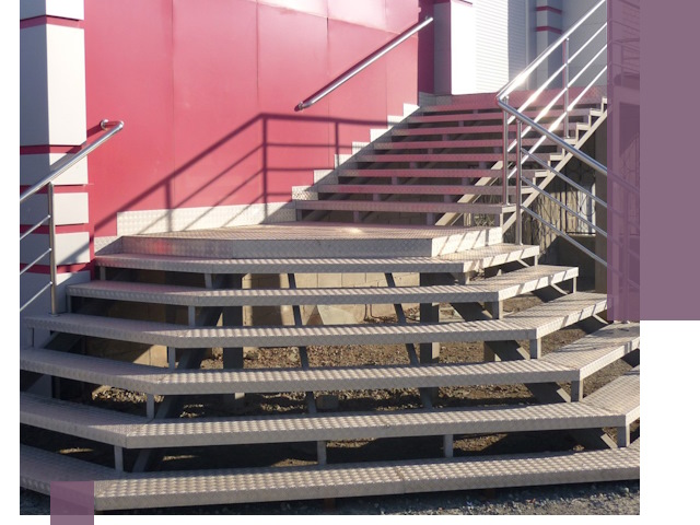 Лестницы для магазина в Ленинске-Кузнецком — изготовление и монтаж