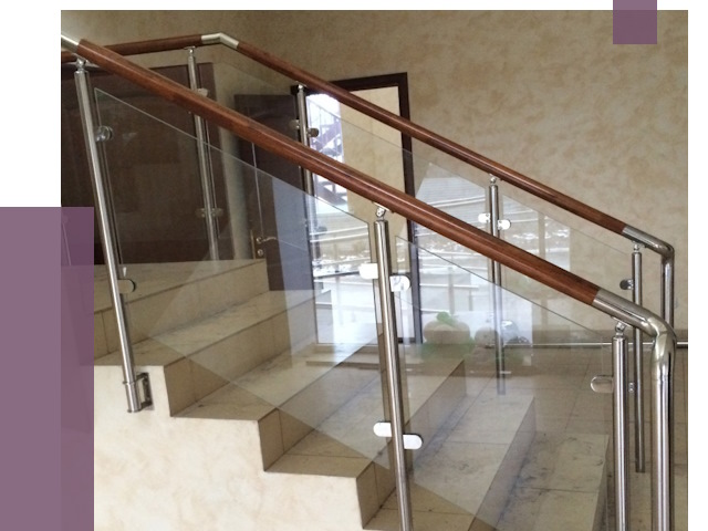 Комбинированные перила из металла и дерева в Ленинске-Кузнецком